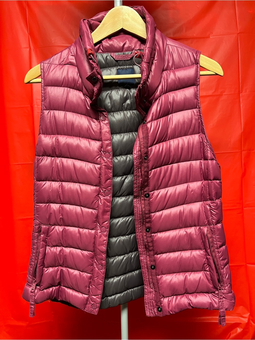 GAP Women's Quilted Puffer Vest in Berry